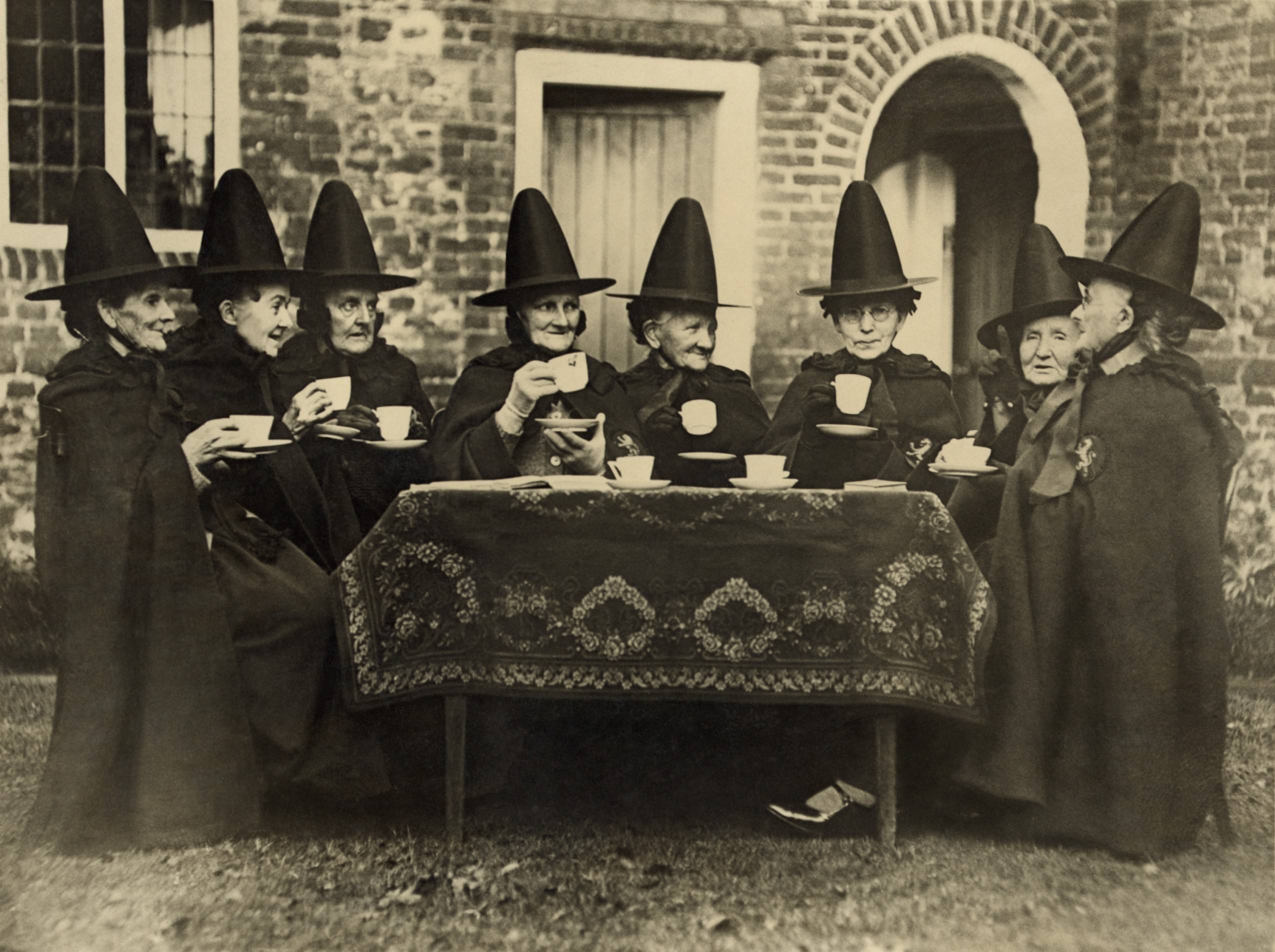 8 женщин в высоких шляпах за чаем. Члены Святой и Неделимой Троицы из Castle Rising, Норфолк, Англия 1920е
