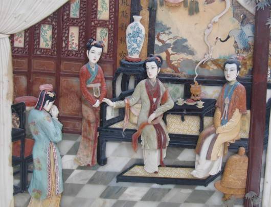 Сцена чаепития из новелы “Сон в красном тереме”. Вероятно готовят Лю Ань Гуа Пянь. На столе видны гайвани и чайник на живом огне
