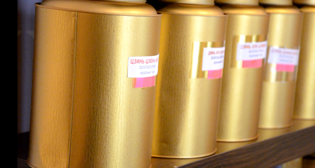 Жестяные герметичные банки – лучший вариант для представления чая в магазине.