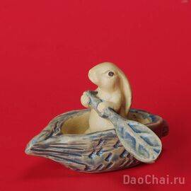 Фигурка "Заяц в лодке", исинская глина (6017)-