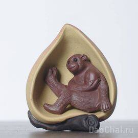 Фигурка «Обезьянка в персике», глина (61050)-