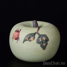 Apple с божьей коровкой (поливает водой, глина)-